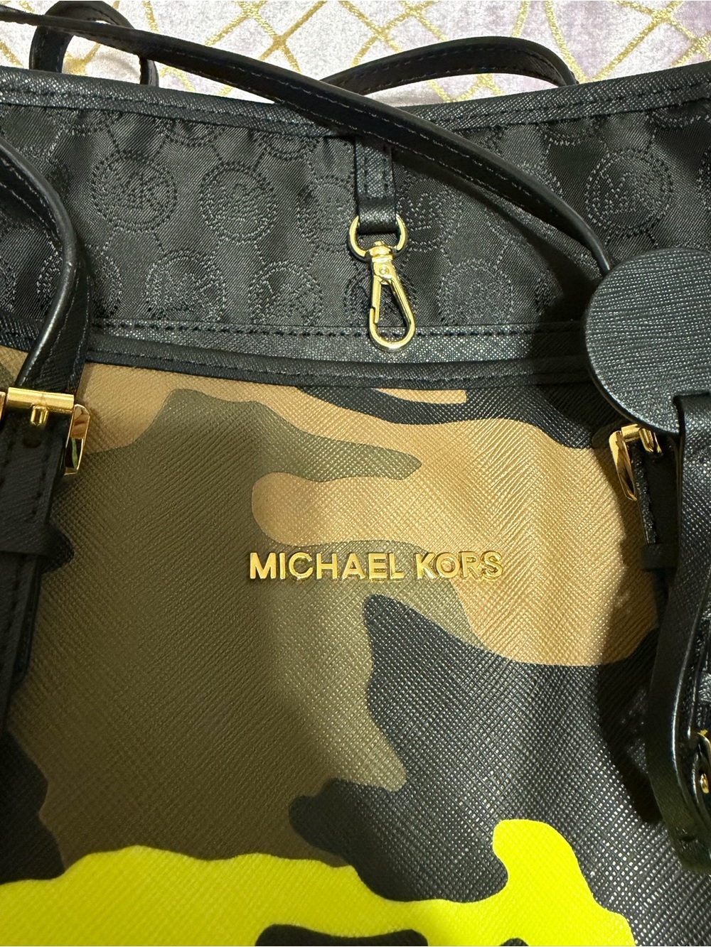๐ฅ Michael Kors Yellow Camo Tote Bag - Picture 4 of 13